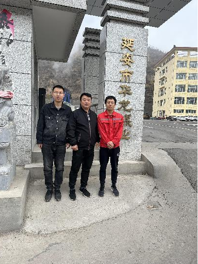 华龙合影.png